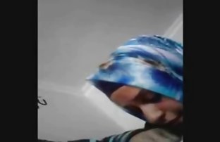 video sexe: Une femme avec de gros seins video de sexse se trouve dans un bain de mousse et montrant un tispiend poilu