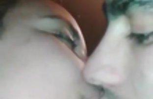 video sexe: La jeune fille a montré ses videosdesexe gros seins et apprécié la pisse en privé