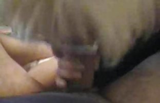 video sexe: Le coq gratuit du sexe glamour se masturbe énergiquement sur un sofa en cuir