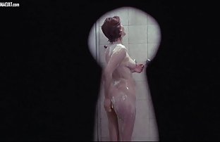 video sexe: Mince nymphe aux cheveux foncés donne dans le video sexe du jour cul serré