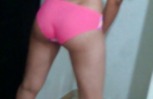 video sexe: Brune sensuelle video sx gratuit marche dans la rue dans la tenue de défi
