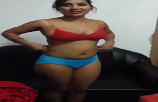 video sexe: Beauté ludique suce une lettre video francaise sexe amateur et baise dans différents Oates sur le canapé