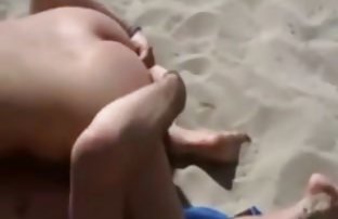 video sexe: Jeune fille se masturbe amatrice du sexe dans la chambre à coucher et ne sait pas qu’elle est regardée