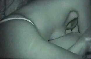 video sexe: Fille rouge en bas blancs pose et montre des seins amteur sexe nus