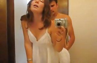 video sexe: L’homme a convoqué video sexe du jour la salope maigre à la maison et a pris son dur