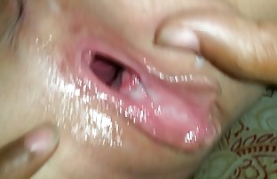 video sexe: Masha couché sur le lit et caresse french amateur sex le vibromasseur Mando