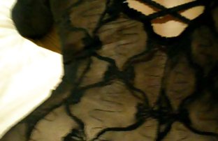 video sexe: Fille dépravée en latex rouge se masturbe amateur szxe sur la véranda