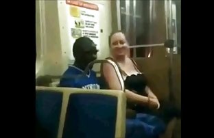 video sexe: Deux couples balançant amareur et sexe baisent sur le divan devant une webcam