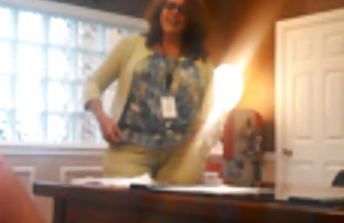video sexe: Excité putain mis sa main dans son thisphdand et a commencé à se real amateur couple masturber
