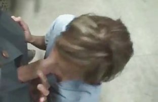 video sexe: Les filles n’ont pas laissé s’ennuyer Guy see amateur sous l’arbre de Noël et baiser avec lui