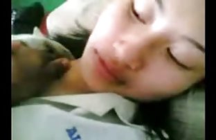 video sexe: Le bébé dans dexe gratuit les bas est joué par une queue de caoutchouc et baise assis avec son copain