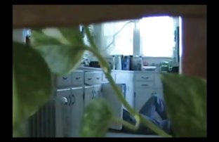 video sexe: La mie dans le amateur en video corset et les bas se joue avec un vibrateur
