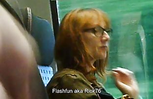video sexe: Grosse tante sexe aateur et son ami avec un bouchon poilu tourner en face de la caméra dans la douche