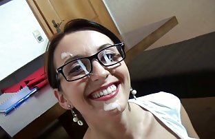 video sexe: Femme au foyer à poitrine luxuriante se film x joue dans la cuisine avec une longue