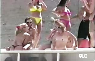 video sexe: Brunette transesite suce la queue video de xexe noire et le prend à la