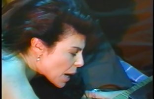 video sexe: Brunette en collants de dentelle est baisée dans le video sexe xxx cul