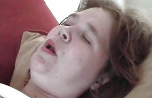 video sexe: Fat vieil homme s’asseyant sur coquine amateur le sofa secoue sa queue pensant d’un jeune garçon