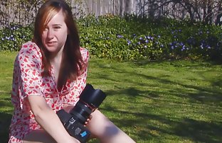 video sexe: La chienne saute sur un pénis debout sexe clip amateur et gémissements
