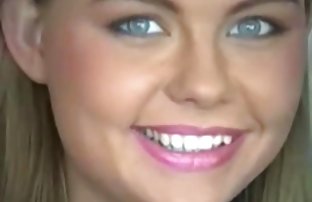video sexe: La sexamateur gratuit salope sitty Jane se donna à deux hommes forts à la fois.