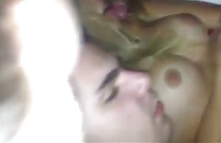 video sexe: Étudiant délicat se gagne des grades video sexe anateur avec sa pisse