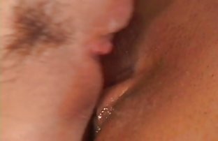 video sexe: Deux sexe amateut poussins passionnés baisent avec le propriétaire de la piscine