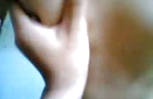 video sexe: Blonde dépravée pressé sexe hard amateur les oeufs du gars et baisée un Strap-on dans le cul