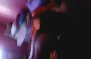 video sexe: Jeune video sexy amateur gratuite lunettes engagé avec sa copine sexe oral dans une pose 69