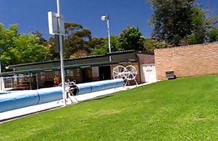 video sexe: Pompé homme gai nage dans video de q gratuit la piscine nue et puis pose et se branle de la fhous