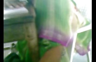 video sexe: Femme video de q amateur plantureuse âgée promenades autour de la maison nue