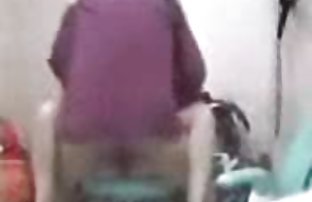 video sexe: Excité salope Laura se video sexe x trouve sur le canapé et baise elle-même Dilda