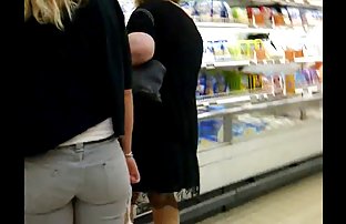 video sexe: La brune fracasse sece gratuit érotiquement pose et se masturbe rasée