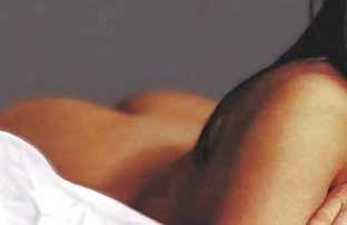 video sexe: Brunette en amateur sexe video bas rouges se caresse