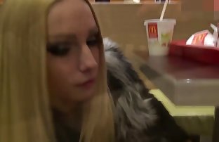 video sexe: Deux shabolds allemands célèbre sucé l’arbre amatrice sexe gratuit de Noël d’un homme
