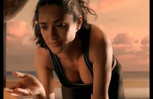 video sexe: Beauté Camilla a donné dans un sexy teen amateur cul sur la table de la cuisine
