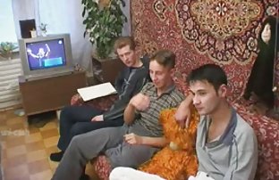 video sexe: Fille russe video amayeur avec de beaux seins promenades sur le terrain nu
