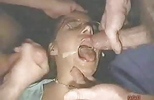 video sexe: Gay Guy ateur sex accroucé sur canapé rouge se branler