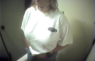 video sexe: Fille avec sexe sexe gratuit de petits tites se masturbe avec l’aide d’une douche