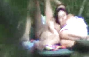 video sexe: Beauté finie dans les bois pendant la masturbation
