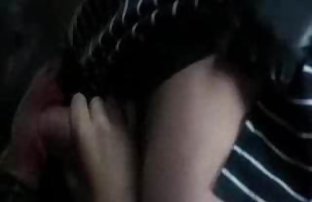 video sexe: Foule de filles touchent les organes génitaux d’un mec video de cue amateur habillé en lingerie