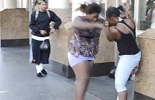 video sexe: Fille mignonne se déshabille video sexe amayeur dans la cuisine et caresses rasée