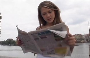 video sexe: La chienne glisse de la stoneshot sur le visage et lèche sexe amareur le sperme