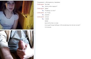 video sexe: Gymnaste en bas de maille pose avec un serpent et se du sexe gratuit masturbe