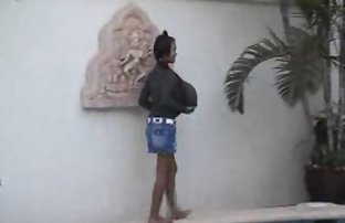 video sexe: La fille joue habilement video sexe amateur français avec son clic