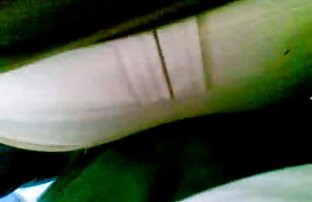 video sexe: Yana accroucé video francaise sexe amateur sur un banc dans la Cour et se masturbe