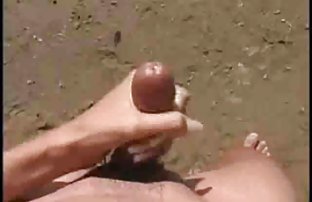 video sexe: Fille ludique sexamateur pose érotiquement avec un parapluie par le lac