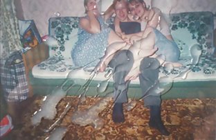 video sexe: Blonde vieilli piqûres amateur film sexe avec deux gars sur le canapé