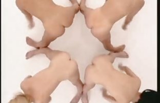 video sexe: Les lesbiennes noires sexe amateur sexe s’amusent avec leurs vibrateurs préférés