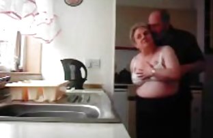 video sexe: Brunette sucé un étranger dans une toilette photo video sexe publique