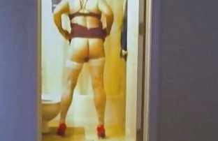 video sexe: Un jeune bébé dans un masque et avec un Dulce rasé mis en scène un spectacle en sexe qmateur privé